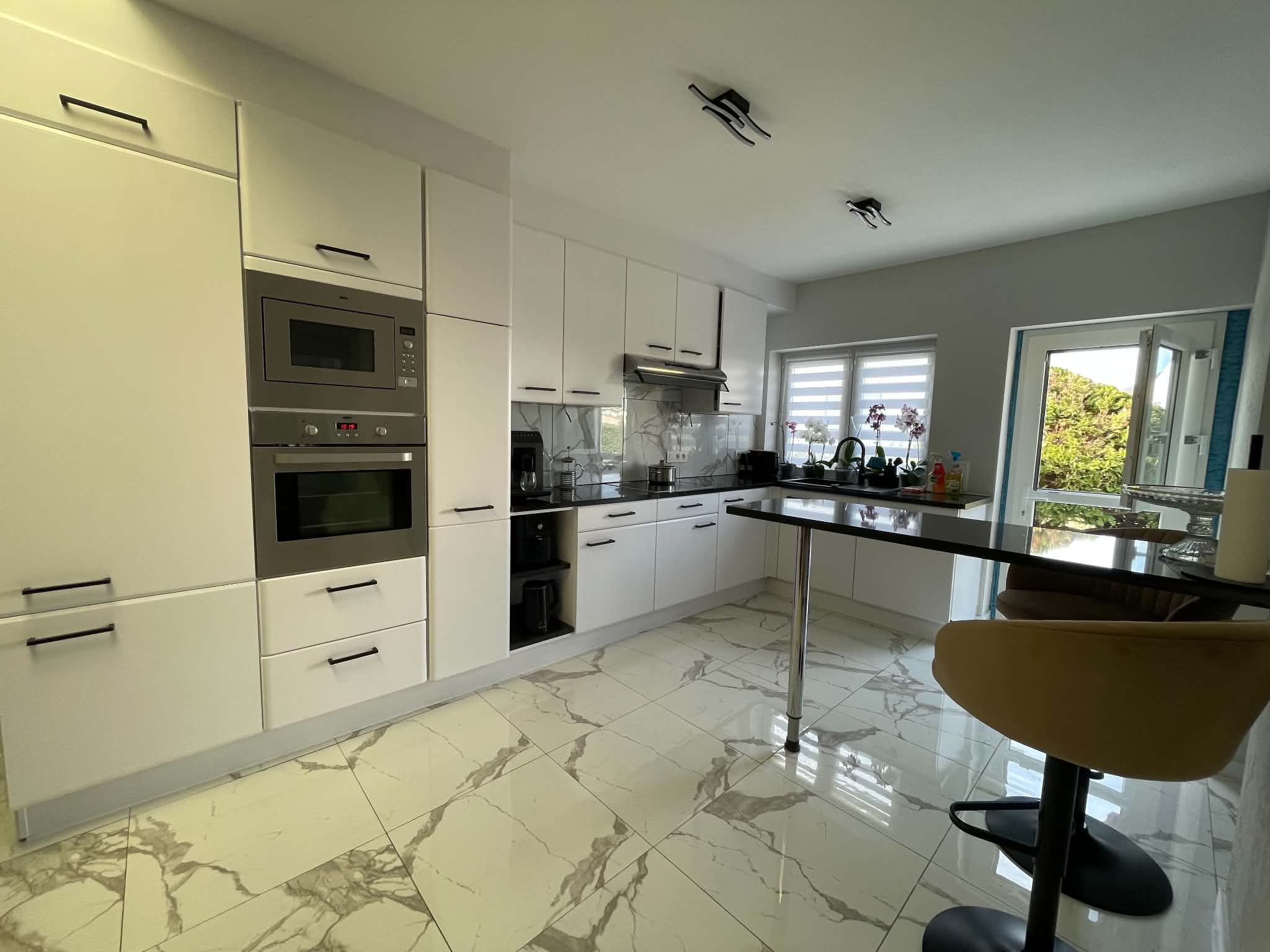 Cuisine rénovée avec meubles sur mesure — RenovLux